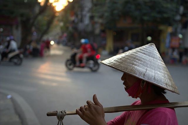 Hanoi 1 #hanoi #vietnam #conicalhat #nonla #streets #streetphotography #sunset #woman #people #peopleoftheworld #humansoftheworld #portrait #shotoftheday #picoftheday #visitvietnam #instavietnam #igersvietnam ift.tt/2xzhsC8