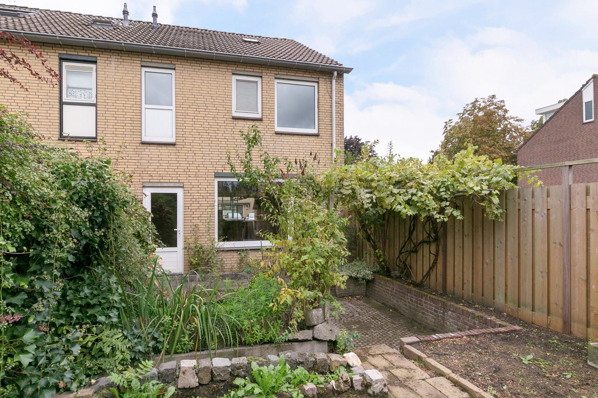 ERA_Ritter's tweet photo. #huistekoop Pauwenkamp 263 in #Maarssen! In de populaire wijk Pauwenkamp in Maarssen-Broek ligt deze ruime, naar  eigen smaak te moderniseren, eengezinshoekwoning voor de handige klusser. 
https://t.co/62VkHei0Nc https://t.co/qmOvZi0nVj