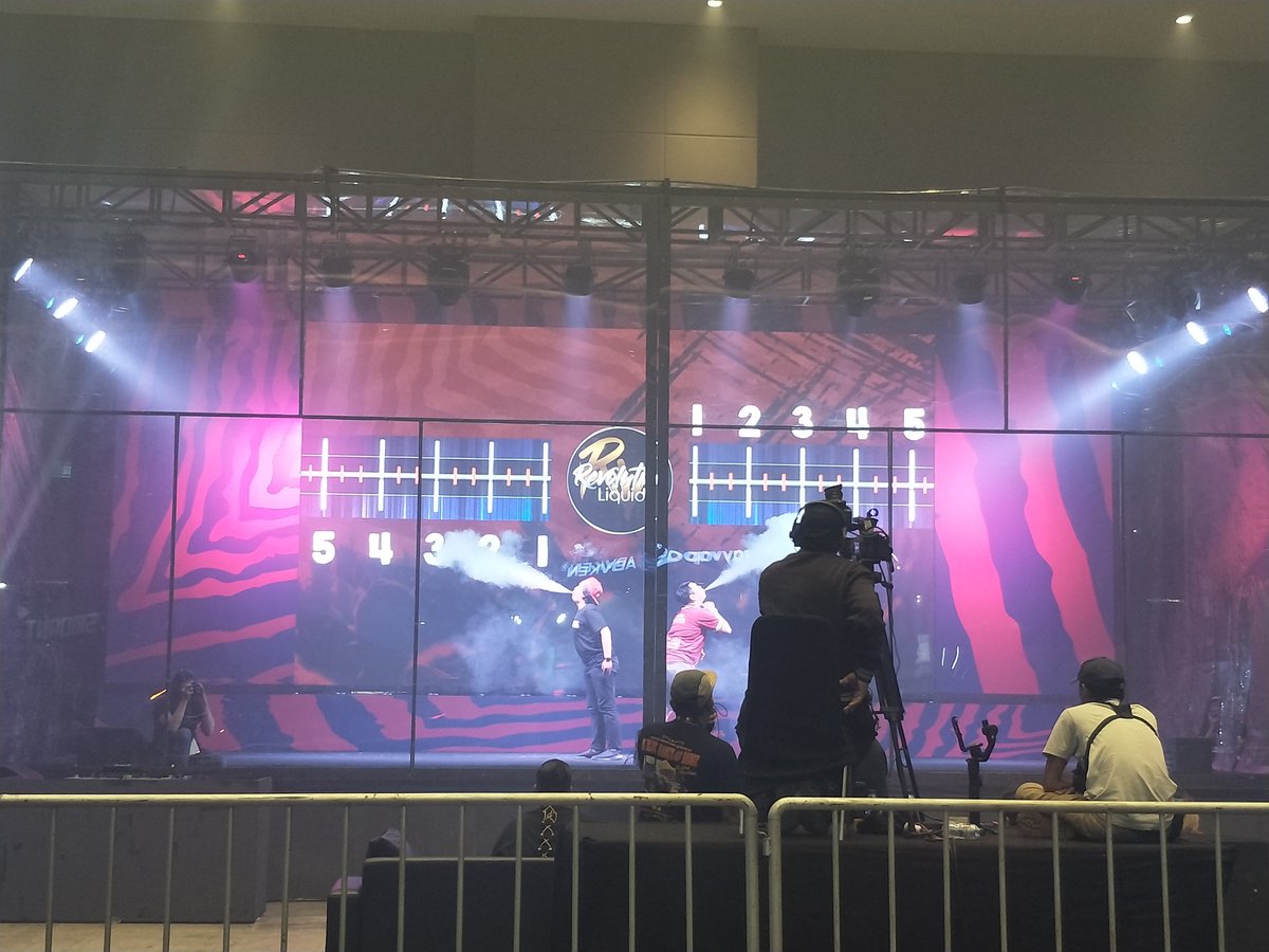Deadly_Apriltia's tweet photo. Memories in #Indonesia Vape Fair 2018#😀 https://t.co/VMHEtI3Cqf