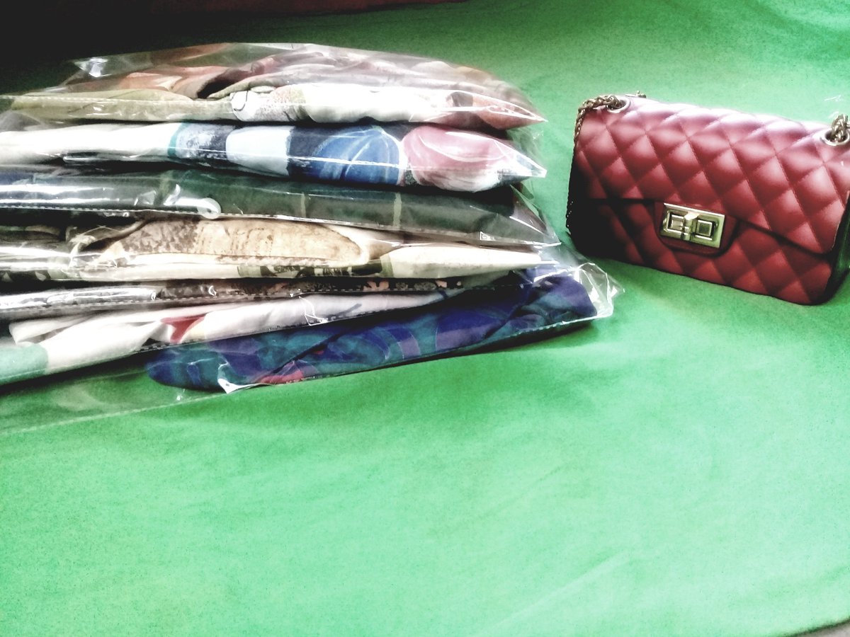 thegoldgerry's tweet photo. @8figurez Vintage shirts. Thrifted and New clothes. Prices from 1000 naira. Please follow @6inchclothing 

Send a DM to purchase or clarifications 

#8FigurezTradeFair https://t.co/2nIweOotTE