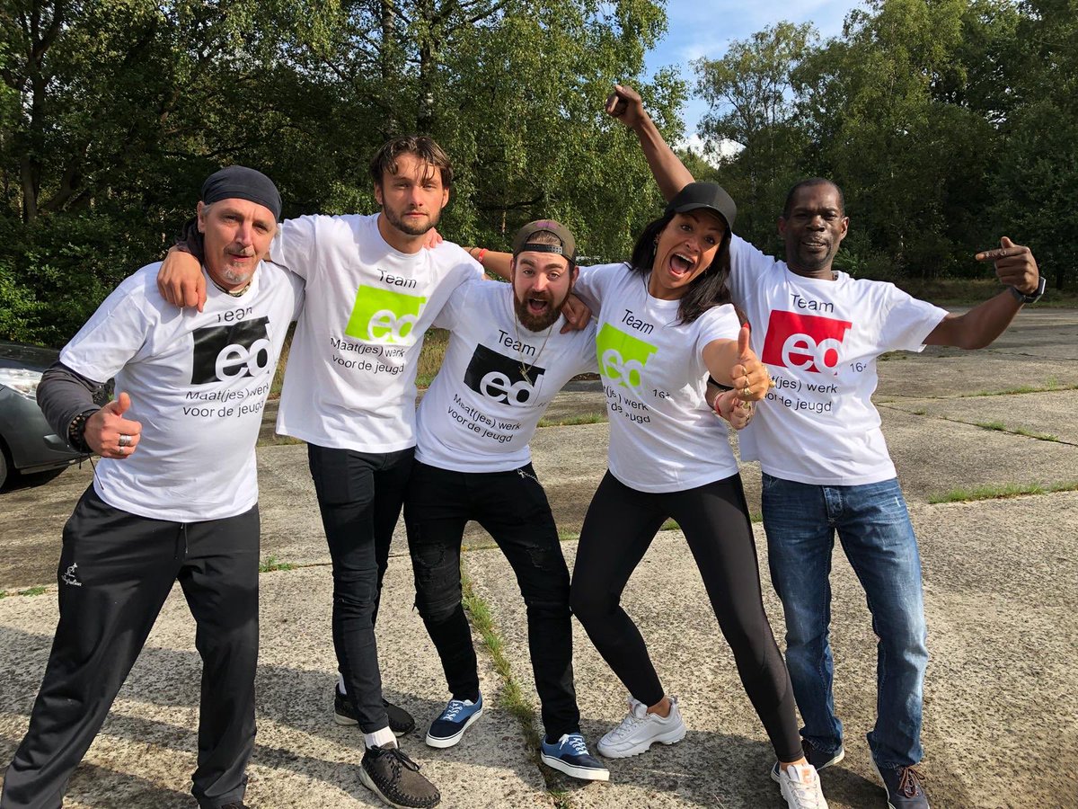 denisescwgorss's tweet image. Collega’s #teamED16 klaar voor de start! Estafette #555 km #IJsselmeer @Socialrun #legendstracking @Intactus Allemaal helden!!! @JCLochem @SWLochem