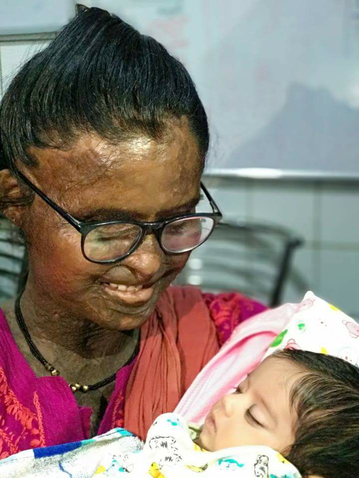 StopAcidAttacks's tweet photo. Close to her heart!
Rupali is praying a healthy life for her beautiful girlchild ❤❤
#Motherhood #CareForChild
@MinistryWCD @thesushmitasen 
#StopAcidAttacks https://t.co/g5JeMlZ2Ho