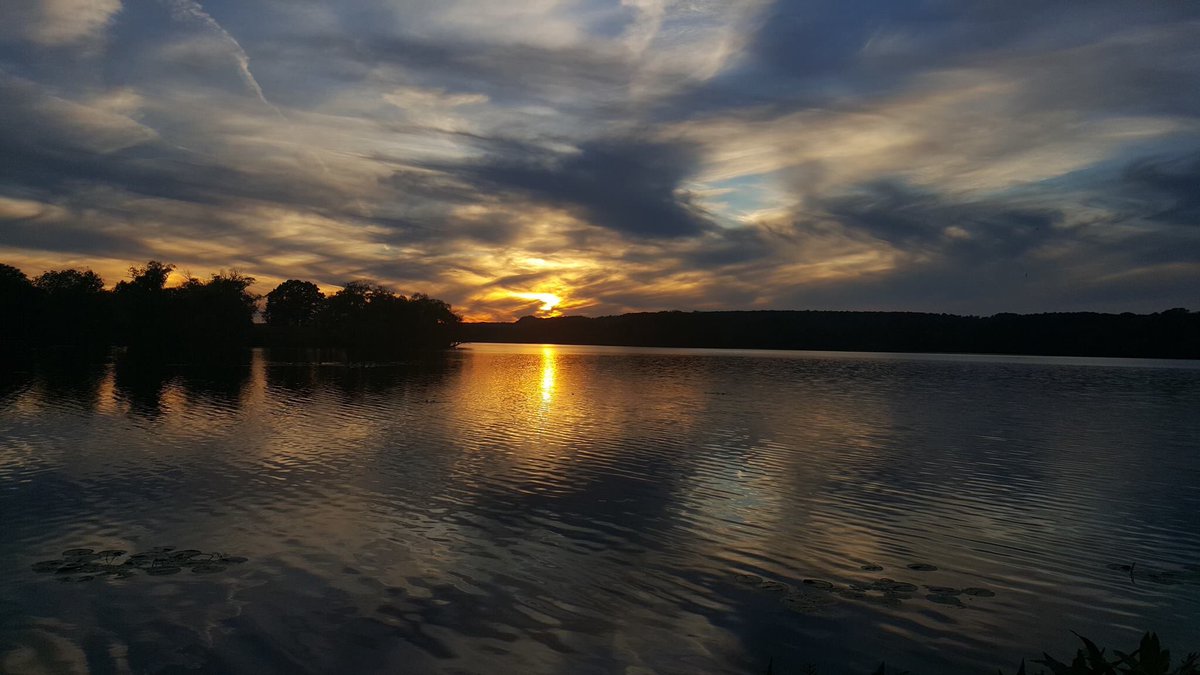 Breath-taking Sunsets at #hamont's Princess Point! Check for yourself while the weather's still nice 🚴‍♀️ | #MyHamilton #ExploreYourCity #sunsets 🌅