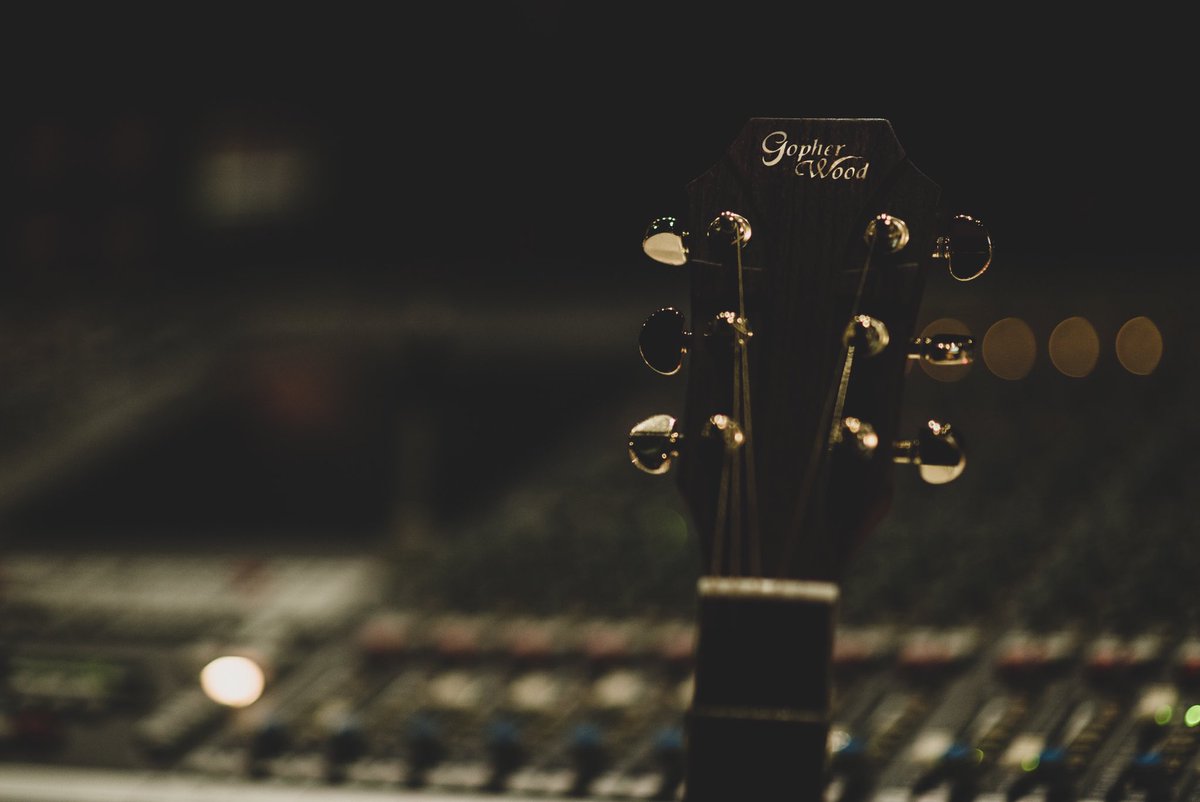 RobertVenable's tweet photo. Getting some amazing guitar tones with this baby!  @Gopherwoodguit https://t.co/C79KXA4Am9