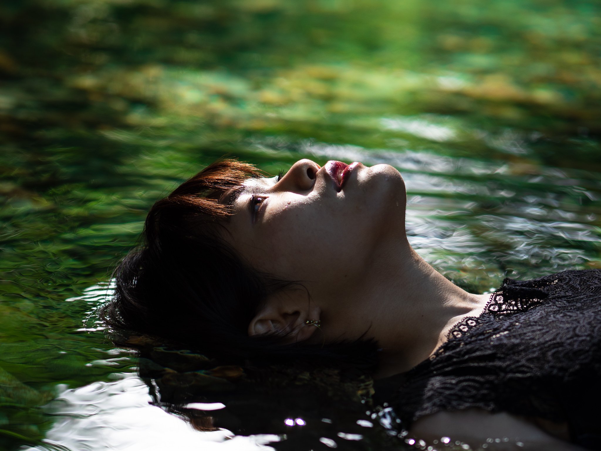 تويتر 芹沢 على تويتر ラストシーン 木漏れ日で輝く水面に横たわる 目が本当に綺麗です モデル なかのさん T Co Xogfou0vkk