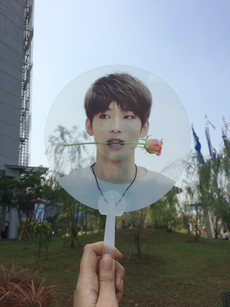 amoremilch's tweet photo. #SEVENTEEN #SVTinJKT #DiamondEdgeinJKT

Numpang foto:
Kipas @mingyuoppa06 
Carat bong @ajooonice / skrg uda punya sendiri yeyey/ https://t.co/KAkuMC6REu