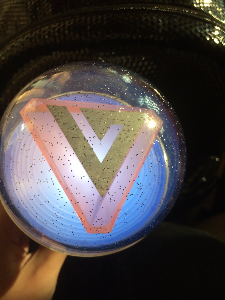 amoremilch's tweet photo. #SEVENTEEN #SVTinJKT #DiamondEdgeinJKT

Numpang foto:
Kipas @mingyuoppa06 
Carat bong @ajooonice / skrg uda punya sendiri yeyey/ https://t.co/KAkuMC6REu