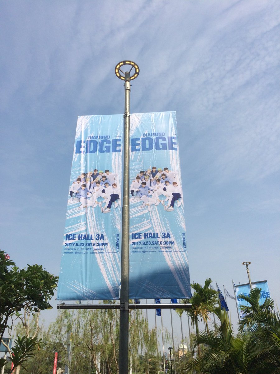 amoremilch's tweet photo. #SEVENTEEN #SVTinJKT #DiamondEdgeinJKT

Numpang foto:
Kipas @mingyuoppa06 
Carat bong @ajooonice / skrg uda punya sendiri yeyey/ https://t.co/KAkuMC6REu