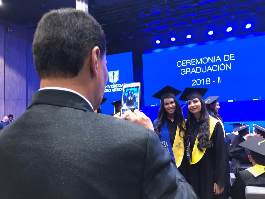 USergioArboleda's tweet photo. #Grados2018II
#SerSergistaEsParaSiempre
Los padres están orgullosos de sus hijos. Hoy comienza un nuevo sueño. https://t.co/v460PLr9bx