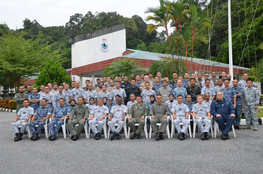mmi403206's tweet image. 21.9.18. NAVEX 2 &amp;amp; EX RAJAWALI 2 Closing Ceremony officiated by Capt Badrul RMN, HMC @MAFSC_.  Ex conduct SUCCESSFUL. Navy and Air Force MCSC 47/18 CP gain knowledge and experience prep for next series Joint Exercise. VMT to @PUSTAKMAR &amp;amp; @kdsi_1 for hospitality. 

#LearnAndEnjoy
