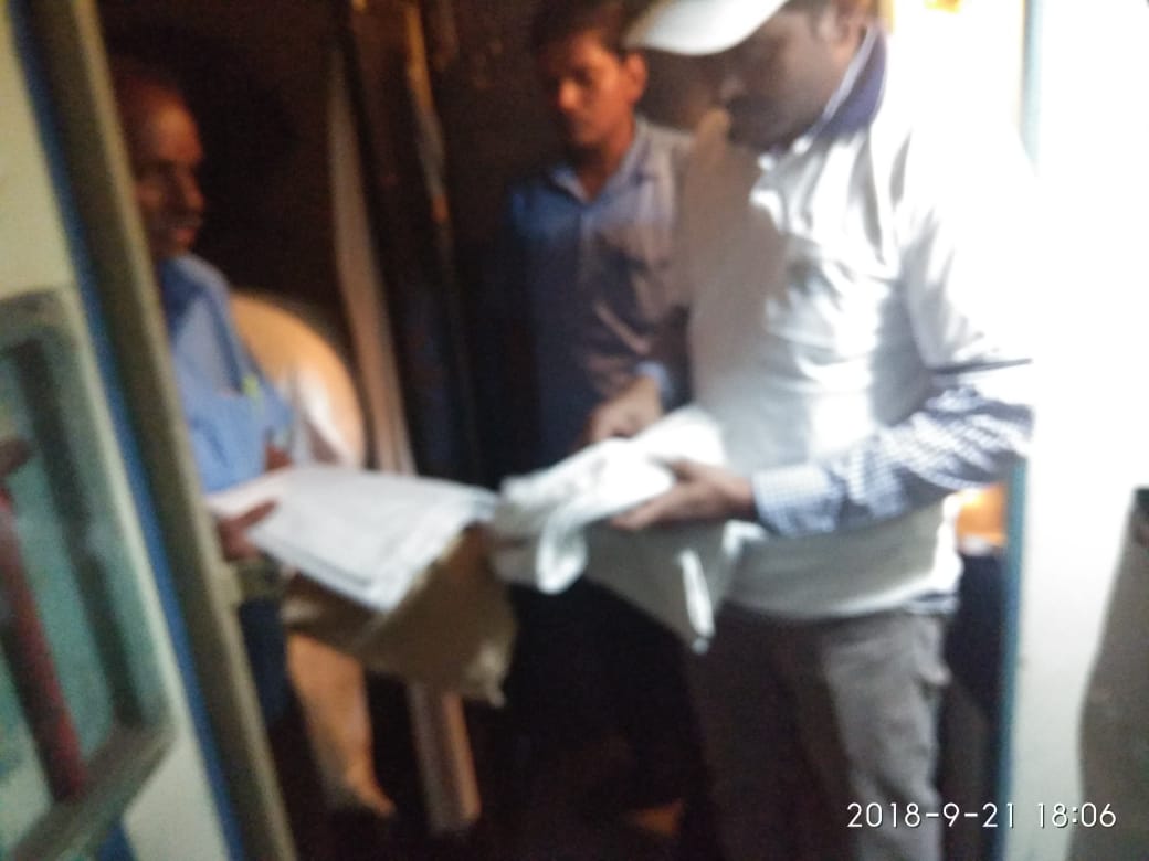 drmsecunderabad's tweet photo. #Swachh Railgaadi Intensive inspection of on board cleanliness and quality of Linen  supplied on board #TrainNO12604 #Chennai expressby #DCM/Chg @Secunderabad https://t.co/v050YKUNBq
