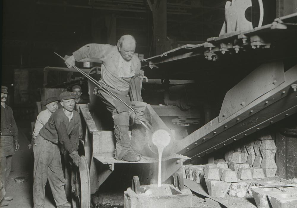 Histolines_'s tweet image. #vintage #Teeming a crucible of steel at the Colonial Steel Company, Pittsburgh in 1912 [530x644] #history #HistoryPorn #Bot ift.tt/2DlL0cH
