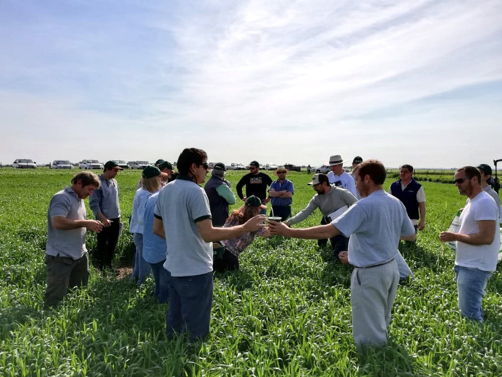 SummitAgroAr's tweet photo. Hoy festejamos la primavera en Nogoyá, Entre Ríos presentando #RaceRM y haciendo recorrida de campo junto a Norma Formento. https://t.co/unV1RMfIoq