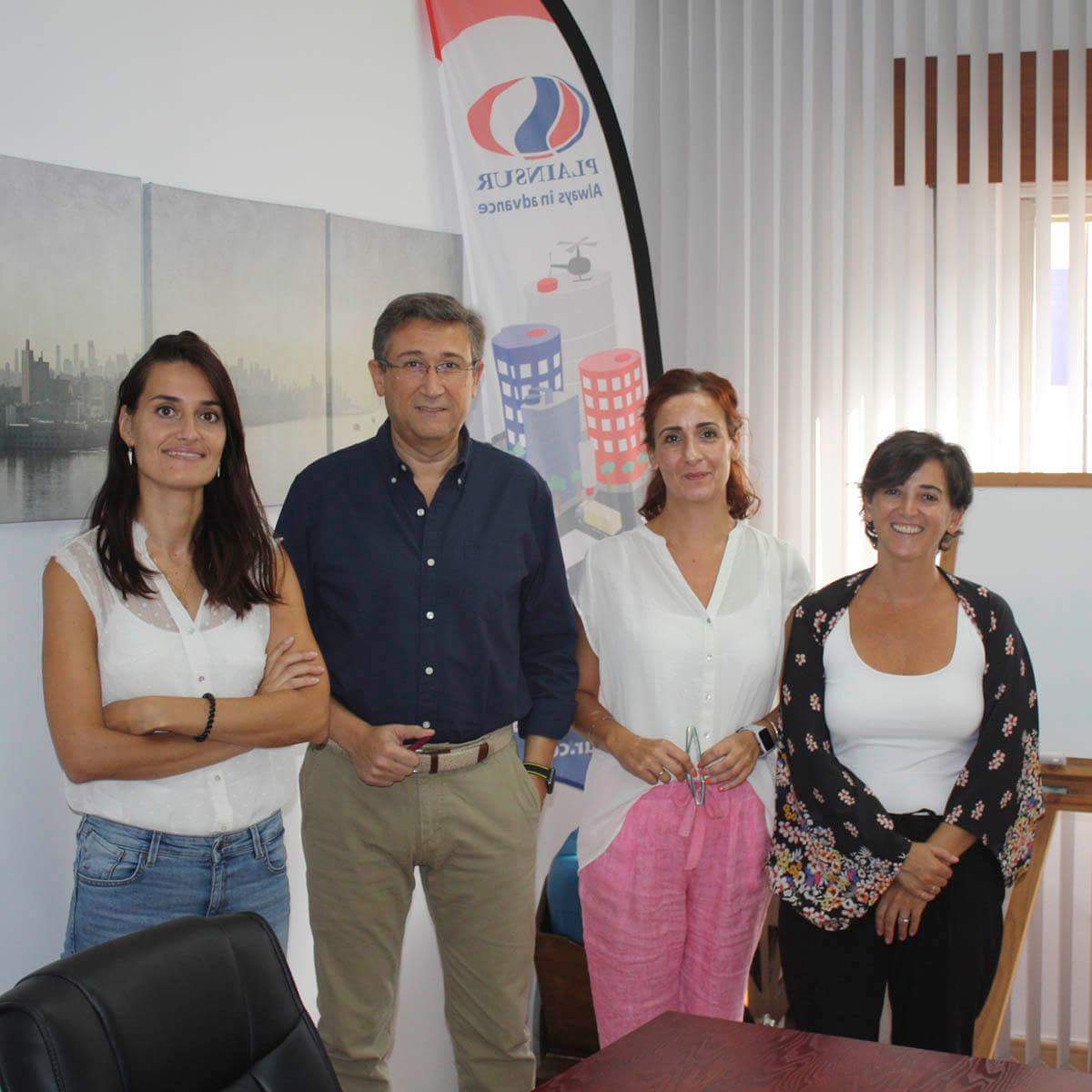 plainsur's tweet photo. Hemos recibido la VISITA de nuestros compañeros de @75Proyectos  👏😉

Reunión AMENA y PRODUCTIVA para seguir dando lo MEJOR de nosotros mismos... ¡y contártelo! 🙋‍♀️🙋‍♂️

#comunicación #diseñoweb #socialmedia https://t.co/Mds8ph8anQ