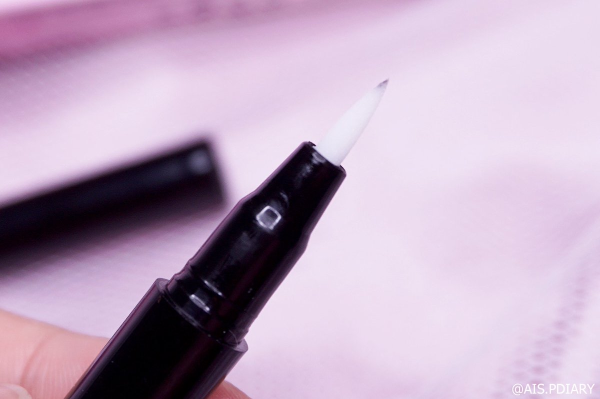 aispdiary's tweet image. ในวันเร่งรีบถ้าปัดมาสคาร่าเลอะทำไง hello ออกปากกาลบคสอ.มา ตอบโจทย์ชีวิตในตอนเช้าที่โดนแม่บ่นว่าสายทุกวันอย่างนี่มาก 249฿ พอเช็ดแล้วหัวปากกาเลอะก็ใช้คลีนซิ่งเช็ดแล้วใช้ต่อได้ แถมหัวปากกาสามารถดึงออกแล้วใช้อีกด้านนึงได้ด้วย คุ้มไปอี๊ก แท่งเล็กพกพาสะดวก #ไว้รีวิวห้ามขายของโว้ยย