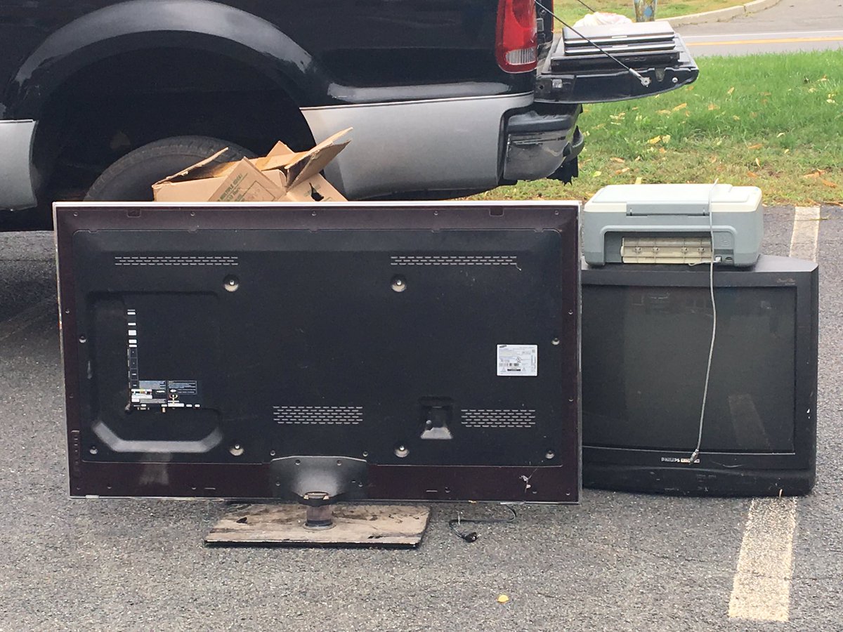 LeanneDeRosa7's tweet photo. #HAPPENINGNOW: Bring your old or broken electronics to be recycled!  There's a recycling drive today at the Center for Family Practice at 8 Century Hill Drive in Latham. It runs until 5:00pm. https://t.co/lPEXCZHw7i