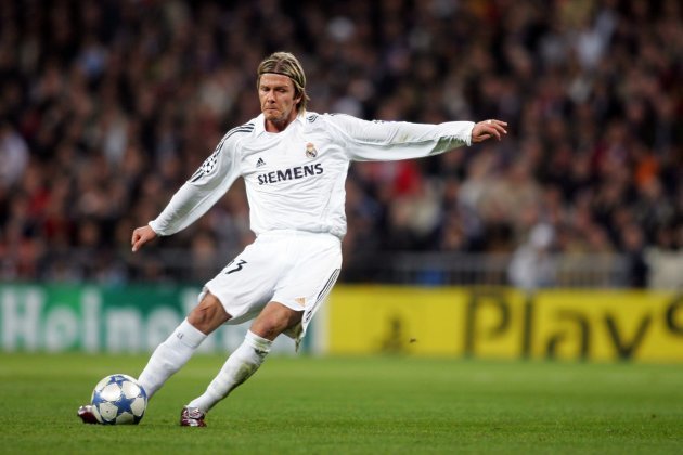 soccersmart_ES's tweet photo. Quédate con quien te trate como David Beckham trata al balón ⚽😍#Elegancia🎩 https://t.co/yiPMCCbx6W