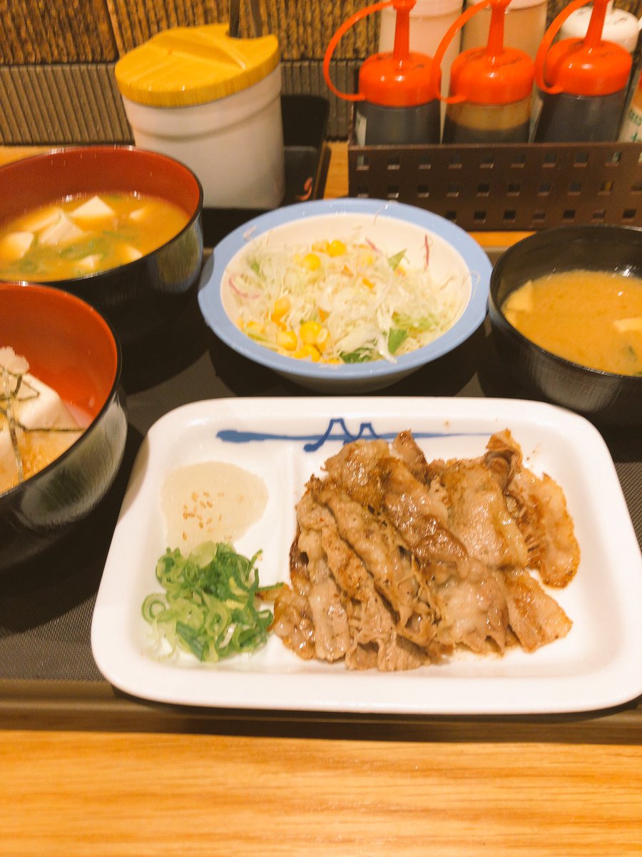 Kei77mi's tweet photo. 松屋に行って味噌汁を豚汁に変更したのに、両方付いてきて焦った(笑)

お椀が多すぎて御盆がパンク状態です;;

こういうのはよくあるんかね！？ https://t.co/7wZ3qr2adk