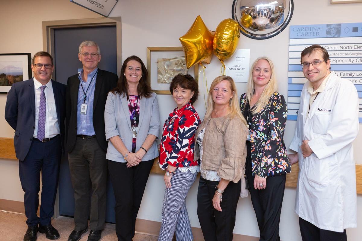 SMHcriticalcare's tweet photo. Celebrating the MSICU #BeaconGold @StMikesHospital @ajbakermd @FenutaJoyce @swift_shannon @wannamk @KariLynWhite @AACNme @orlasmith51 https://t.co/qo7K7ctITg