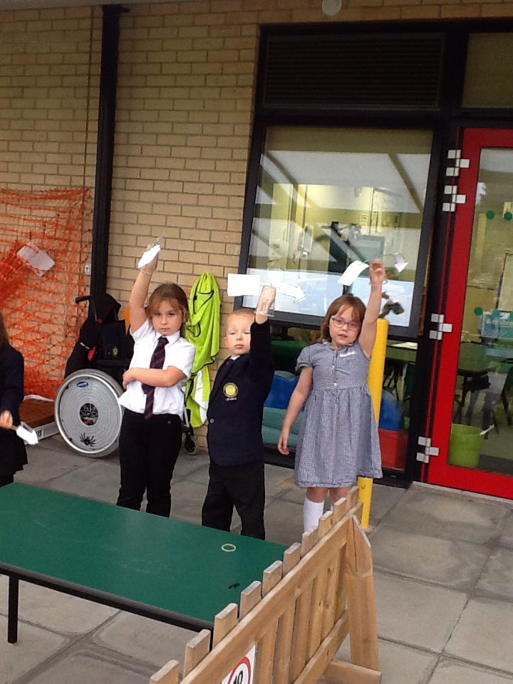 ASteedmanEHPA's tweet photo. Year One and Two had great fun yesterday making their Weather Vanes. #whichdirection #windy @MissGibbonEHPA@DRETnews @CoreKnowledgeUK @MrsMorleyEHPA https://t.co/VTLyOgZFrd
