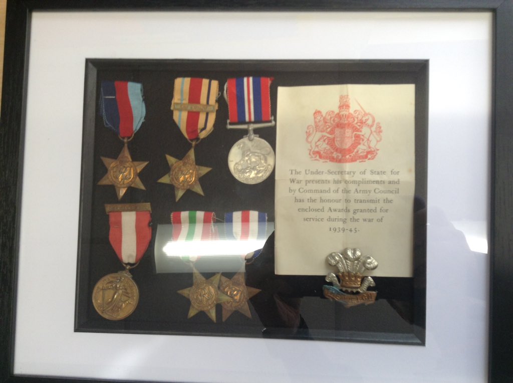 lps140club's tweet image. Thanks to Chloe's mum for letting us look at medals from World Wars One and Two #FallenFields @Cornerstonesedu