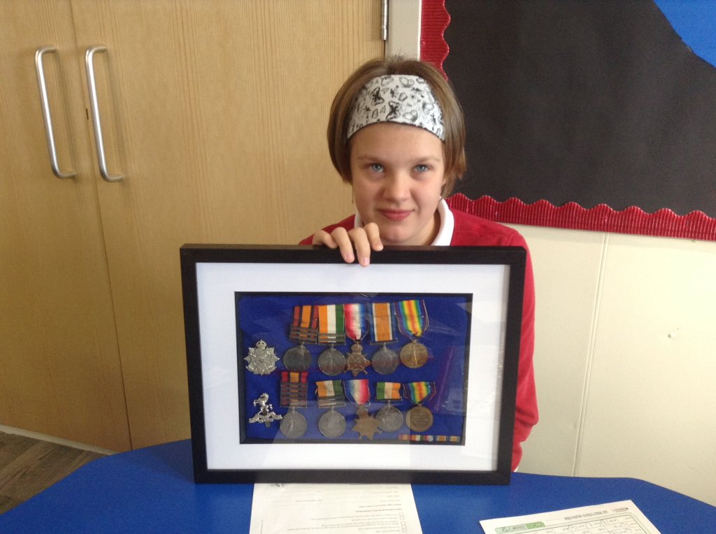 lps140club's tweet image. Thanks to Chloe's mum for letting us look at medals from World Wars One and Two #FallenFields @Cornerstonesedu