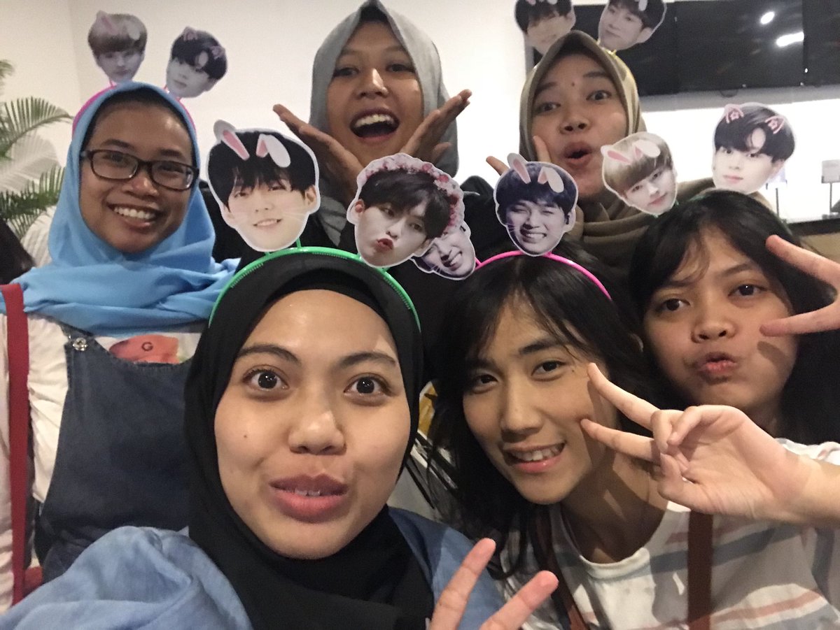 airiest's tweet photo. This is Us Melodies #BTOBinJakarta 💙💙💙💙💙💙

Dan @evaafia yg gak bisa ditag di foto 😆 https://t.co/aqUCHQrwo4