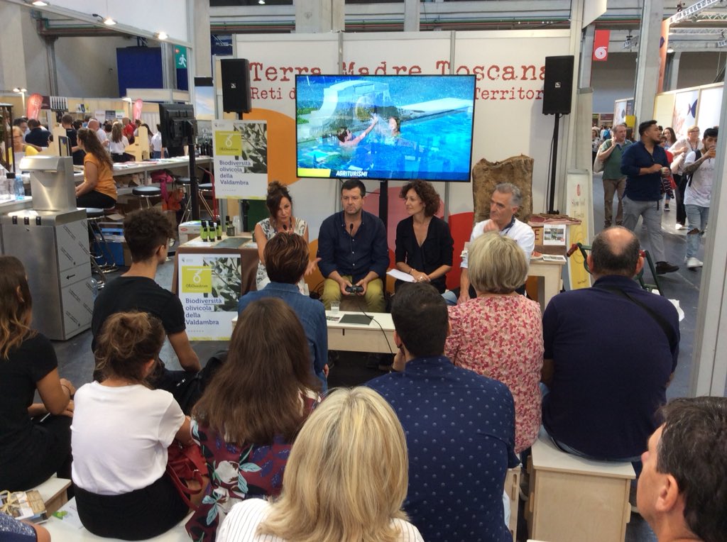 SlowFoodToscana's tweet photo. #Bucine e #Valdambra: #olio e #tarese e un #territorio che non ti aspetti. Bucine si racconta. E si assaggia l’olio e la Tarese un salume gustosissimo 🥓
#TerraMadre2018
#SalonedelGusto2018 #Torino #Lingotto https://t.co/3Q2rMKfIM5