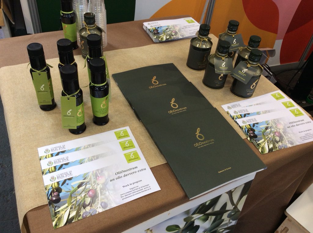 SlowFoodToscana's tweet photo. #Bucine e #Valdambra: #olio e #tarese e un #territorio che non ti aspetti. Bucine si racconta. E si assaggia l’olio e la Tarese un salume gustosissimo 🥓
#TerraMadre2018
#SalonedelGusto2018 #Torino #Lingotto https://t.co/3Q2rMKfIM5