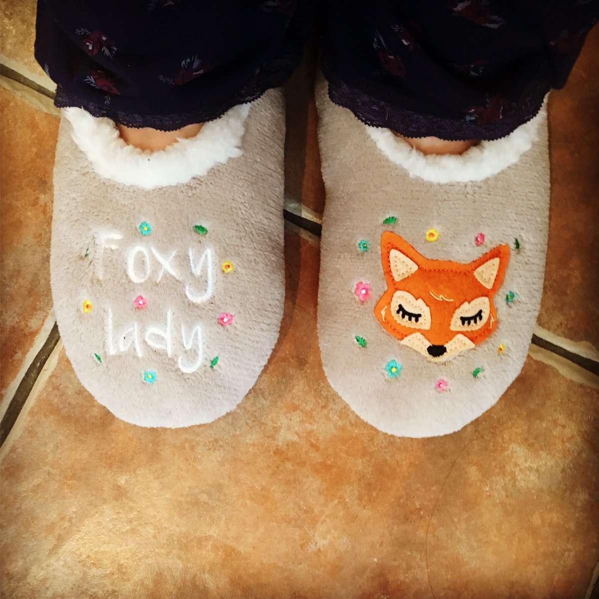 minilea's tweet photo. Perks of my other job.  #freesample #didntmakethecut #oneofsixdesigns #slipperdesign #slippers #gift #notforsale #oneofakind #foxslippers 😍 https://t.co/RpputaG1Zs