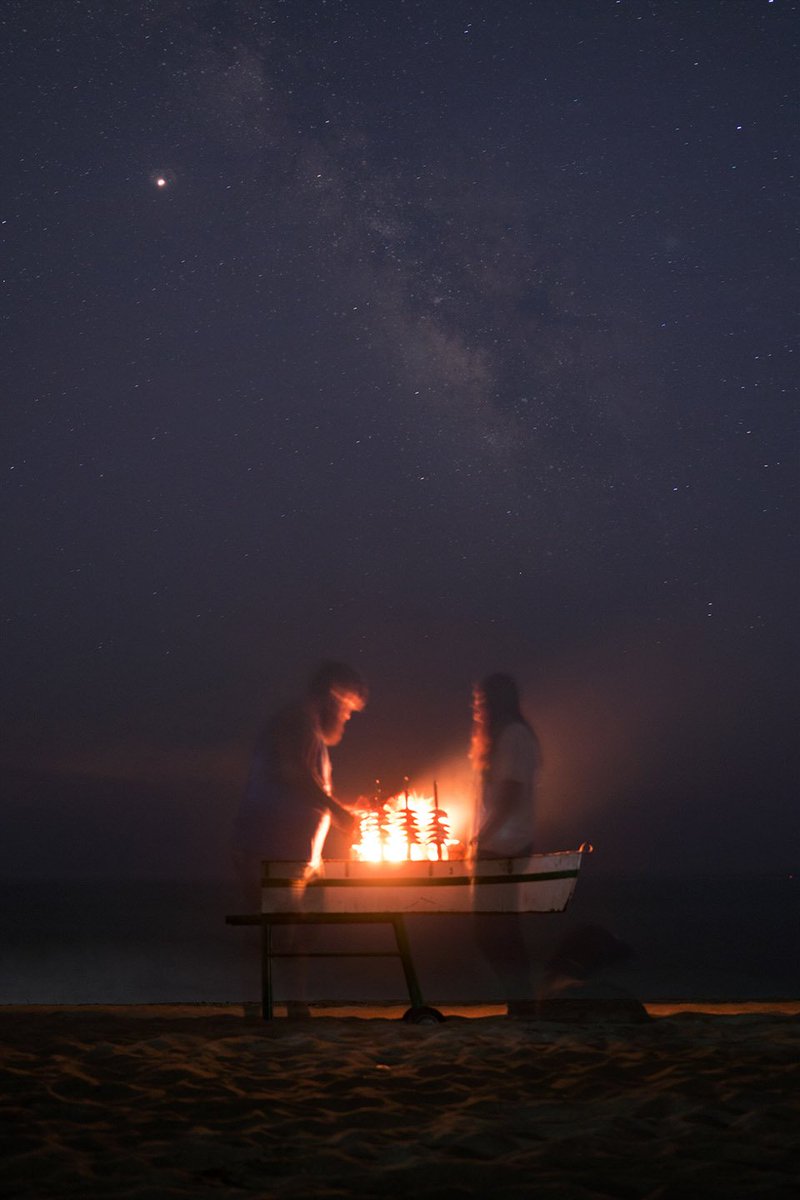"Family", la fotografía de Raúl Morales, ganadora del primer premio del concurso fotográfico "La moraga y el espeto de sardinas" Recrea a la perfección la magia de una moraga con el telón de fondo de la vía láctea detrás FELICIDADES. <a href="/Ayto_Marbella/">Ayto. Marbella</a> <a href="/SaboraMalaga/">Sabor a Málaga</a> <a href="/LaCartaMalacita/">LaCartaMalacitana</a>
