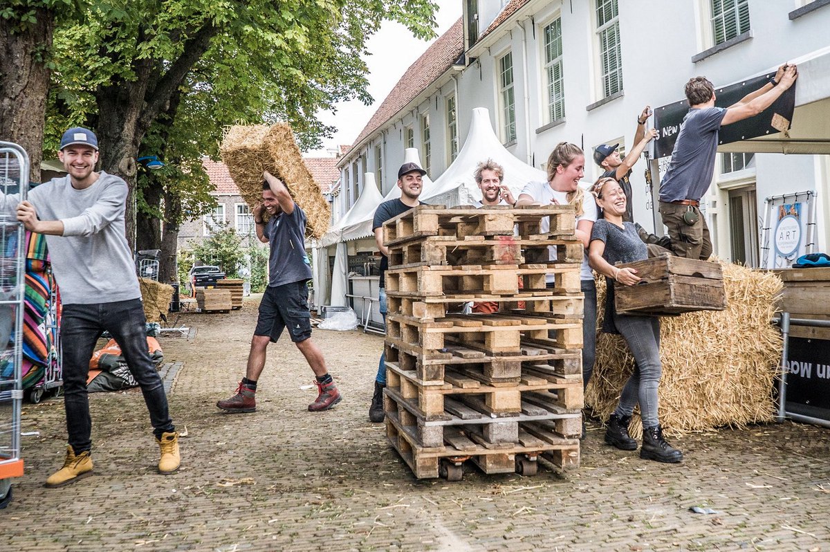 .<a href="/deburgemeesters/">De Burgemeesters</a> zijn de afgelopen dagen druk bezig geweest met de voorbereidingen van <a href="/DelftServeert/">Delft Serveert</a> Foodfestival &amp; meer👨‍🍳 Het Delftse foodfestival duurt tot en met zondag. En heeft dit jaar nóg meer te bieden💃Wat? Je leest het hier: bit.ly/2QTPU3w #Delft
