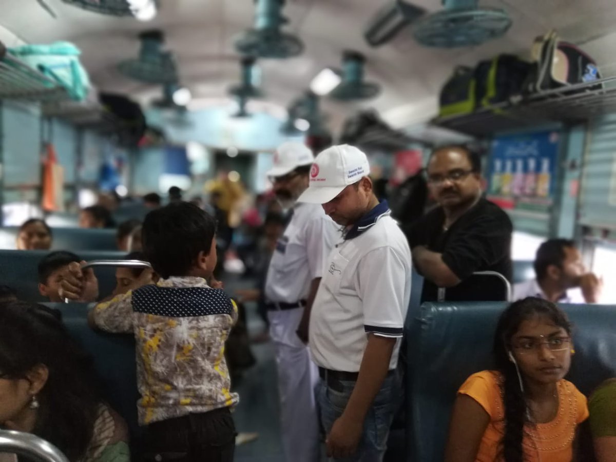 drmsecunderabad's tweet photo. #SwachhRailgaadi: #KAZIPET Railway Station: #Kazipet Manuguru Passenger #TNo57658 #Golcondaexpress17202  #Inspection by #Station Manager # Swachh Rail cleanliness drive was carried out. https://t.co/bn7aTjZNW8