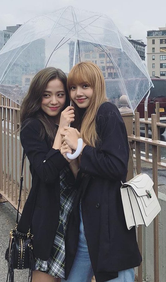 lisaahh's tweet photo. (เอิ่มความแนบชิดนี้.....แม้แต่ลมก็จะไม่ให้พัดผ่านเข้าไปได้เลยหรอคะ แงงง ทำไงดีเหม็นความรัก😭) #lisoo https://t.co/UUSGaZjZ8e