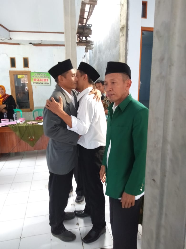 desa_bodeh's tweet photo. Hati ini terasa tersentuh ketika 4 putra terbaik desa bodeh saling berpelukan serta sepakat mnjaga kondisifitas berjln.a pilkades Bodeh 2018 https://t.co/3XpRjptnDg