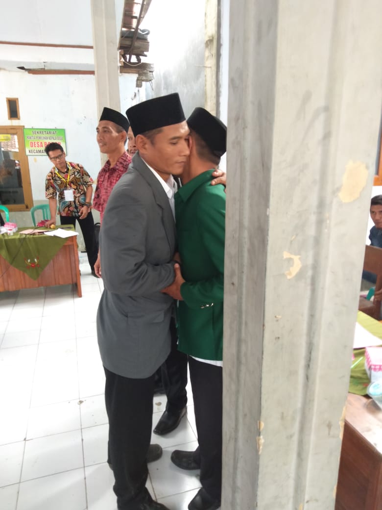 desa_bodeh's tweet photo. Hati ini terasa tersentuh ketika 4 putra terbaik desa bodeh saling berpelukan serta sepakat mnjaga kondisifitas berjln.a pilkades Bodeh 2018 https://t.co/3XpRjptnDg