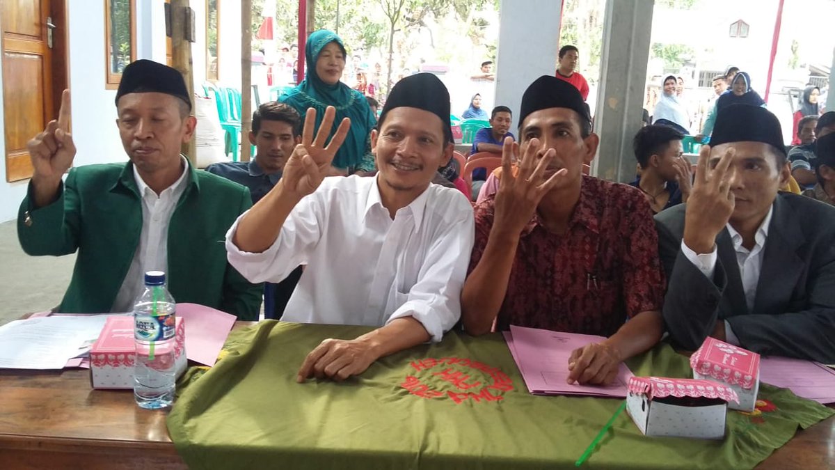 desa_bodeh's tweet photo. Hati ini terasa tersentuh ketika 4 putra terbaik desa bodeh saling berpelukan serta sepakat mnjaga kondisifitas berjln.a pilkades Bodeh 2018 https://t.co/3XpRjptnDg