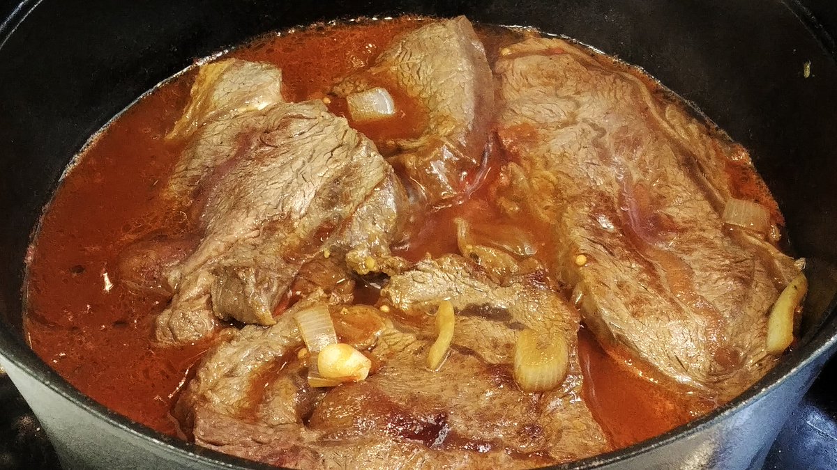 jeroendonker's tweet photo. Sucade als stoofvlees. #laurier #jeneverbes #stoutbier #chilipeper #kardemom #kruidnagel #tomatenpuree #tijm #sucade #ui #knoflook https://t.co/FH4eu9l70c