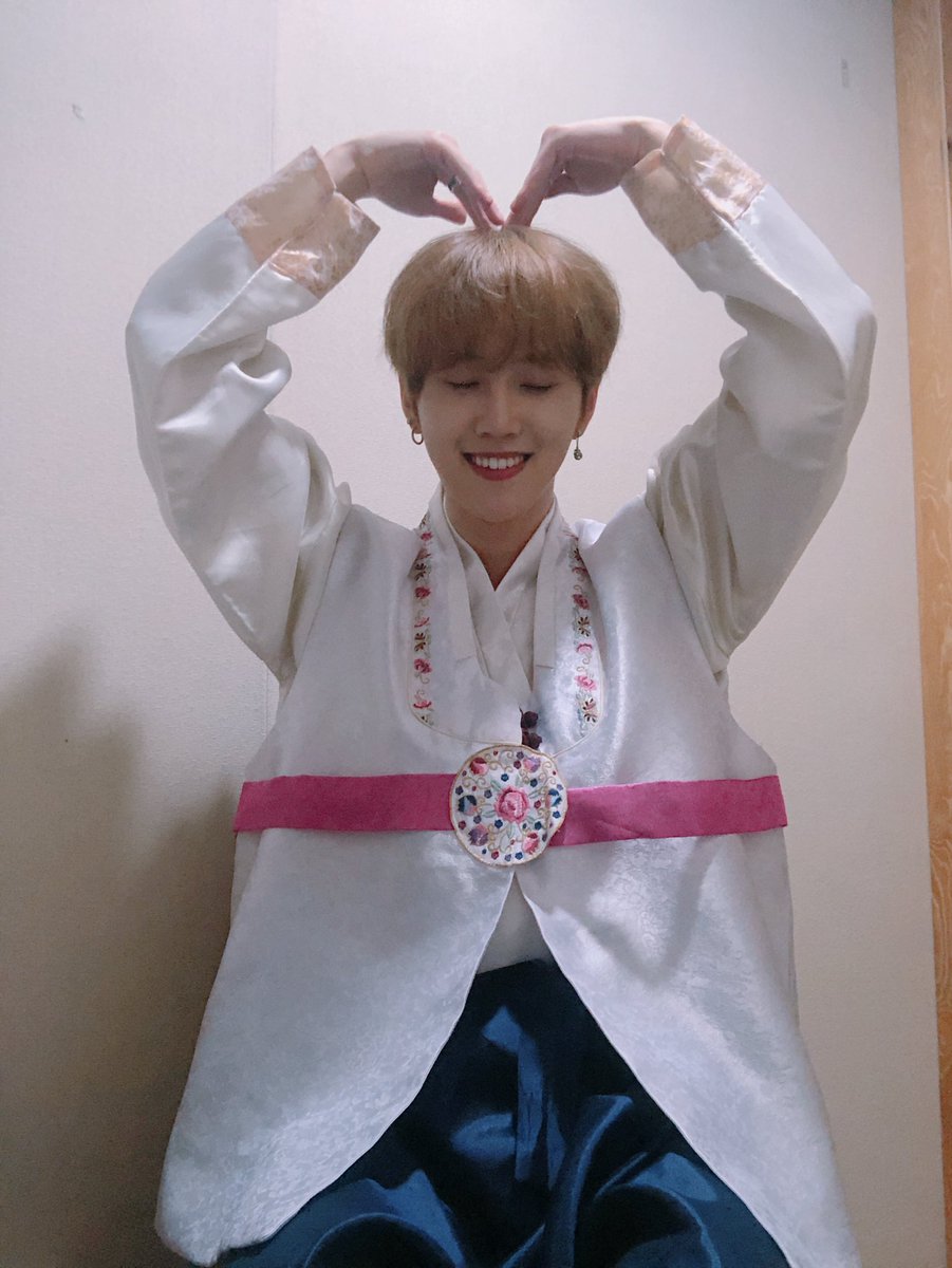 7OC_official's tweet photo. [#7OC] #COMEBACK D-day 15🌹

더도 말고 덜도 말고 한가위만 같아라~
추석 때 재밌는 컨텐츠 많이 준비했으니까
기대 많이 해주세요~ 🐥🐵🦒

#세븐어클락 #SEVENOCLOCK #영훈 #정규 #현 #YOUNGHOON #JEONGGYU #HYUN https://t.co/JKdNBNdOsg