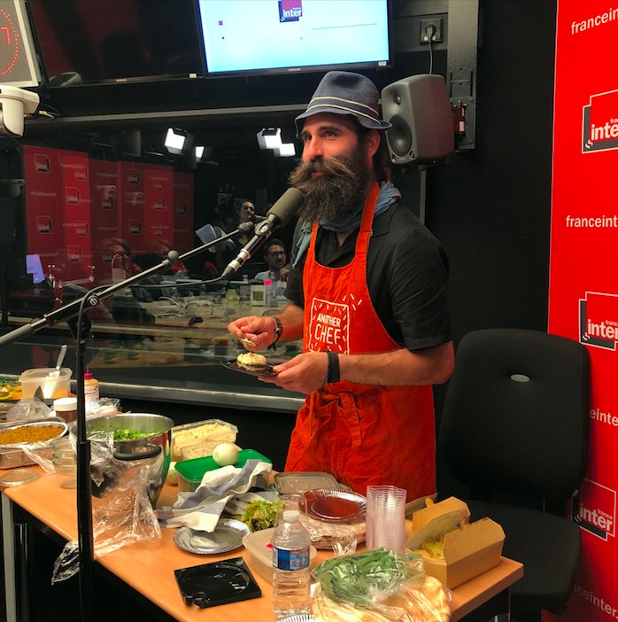 Giulia_Fois_'s tweet photo. Le voyage est lancé! Les minutes défilent et notre ventre crie famine. Ça tombe à pique, on vous présente notre chef d’un soir Hayssam Hoballah de chez @_AnotherChef. Au menu de ce soir, un peu de Royaume-Uni mais surtout beaucoup de Liban… 🇬🇧🇱🇧🍴 #BabelsurSeine https://t.co/1vRjxoZY6g