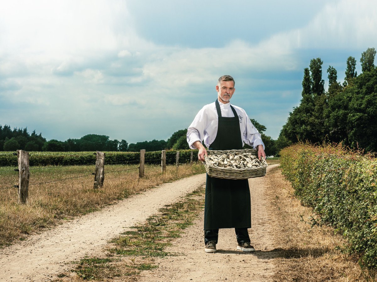 AmbassadeTwente's tweet photo. Mooie Twente-promotie @Bloemenbeek @huisterduin In oktober presenteren de twee chef-koks v/d sterrenrestaurants: Twente aan Zee. Culinaire ontdekkingsreis. De Twentse Ambassade is er bij! U ook? Reserveer hier: https://t.co/zpLBTgWgo0 of https://t.co/jQtcGQ168Q #twente #noordwijk https://t.co/QAwTJqULlo