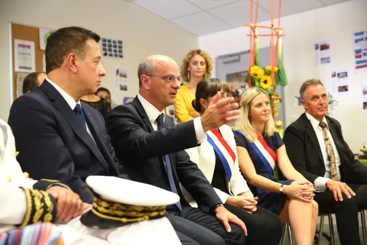 jmblanquer's tweet photo. Une vie scolaire réussie par la mise en œuvre de bons principes et actions:
Laïcité, devoirs faits, conseils de la vie collégienne, interdiction du téléphone portable...
Au collège rep+ « La Marquisane » de Toulon avec des équipes et des élèves magnifiquement engagés. https://t.co/gadKurF5T5
