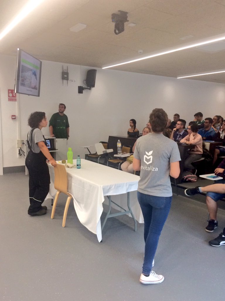 CarlosOrozaCIFP's tweet photo. #planrevitaliza de @depo_es
Charla de sensibilización e información para o noso alumnado de primeiros cursos. Hai que aprender canto antes sobre boas prácticas medioambientais!
#revitaliza #composteiro #reciclaxe #separacionresiduos https://t.co/W352oSup4U