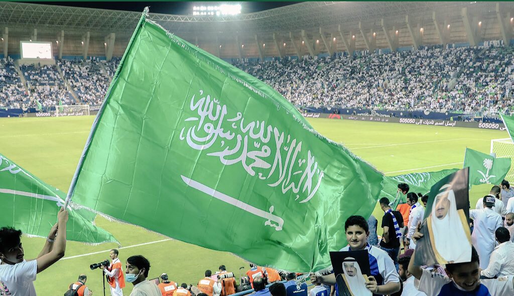 12KLOoOK's tweet photo. حُبُّ الوطن ليسَ ادّعاءً، حُبُّ الوطن عملٌ ثقيل، ودليلُ حُبّي يا بلادي سيشهد به الزّمنُ الطّويل، فأنا أُجاهِدُ صابراً لاِحُقّقَ الهدفَ النّبيل، عمري سأعملُ مُخلِصا يُعطي ولن اُصبح بخيل، وطني يا مأوى الطّفولة.
#جامعه_نجران_تحتفل_باليوم_الوطنى https://t.co/nB2eGsPmWx