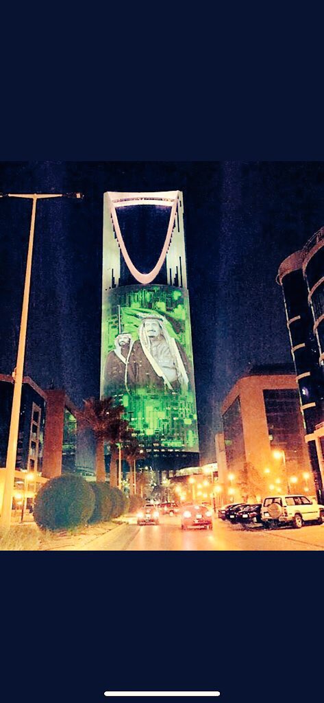 12KLOoOK's tweet photo. حُبُّ الوطن ليسَ ادّعاءً، حُبُّ الوطن عملٌ ثقيل، ودليلُ حُبّي يا بلادي سيشهد به الزّمنُ الطّويل، فأنا أُجاهِدُ صابراً لاِحُقّقَ الهدفَ النّبيل، عمري سأعملُ مُخلِصا يُعطي ولن اُصبح بخيل، وطني يا مأوى الطّفولة.
#جامعه_نجران_تحتفل_باليوم_الوطنى https://t.co/nB2eGsPmWx