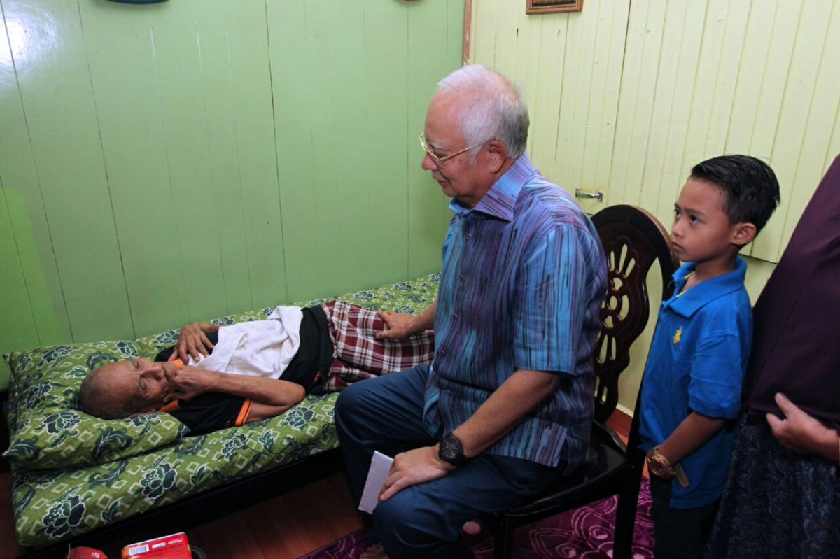 NajibRazak's tweet photo. Petang ini saya meluangkan masa bersama dua orang peneroka Felda Chini, Ahmad Othman dan Othman Abd Latif. Sedih melihat mereka mempunyai masalah pergerakan akibat penyakit strok. Saya doakan semoga segalanya dipermudahkan Allah SWT. https://t.co/VNgiz5Sdea