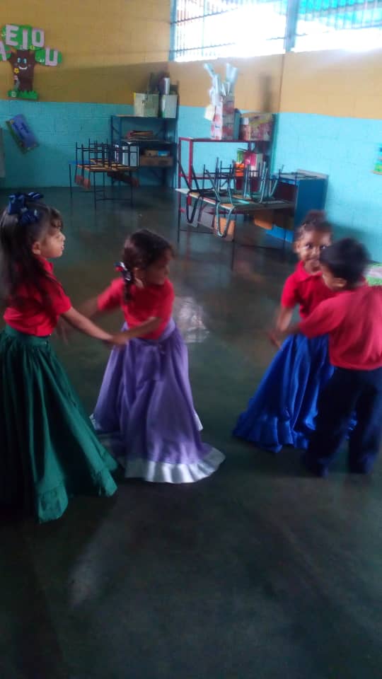 LosCei's tweet photo. Joropeando con los más pequeños @elenaviloria67 https://t.co/tQSaXdJN3F
