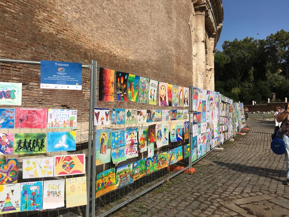 A partire da oggi e fino al 30/9 il #Colosseo sarà cinto da un abbraccio di colori: i 5000 disegni di pace realizzati dai bambini di oltre trenta Nazioni sul tema “Pace significa condividere la gioia” 🕊️

📸 foto di <a href="/astridrome/">Astrid D'Eredità💫</a> 

#ColorsofPeace
<a href="/ParcoColosseo/">🏛 Colosseo • Foro Romano • Palatino</a>
