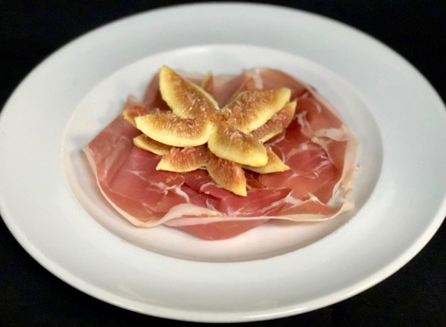 OlivoGroup's tweet image. You can’t go wrong with this simple starter of salty Sardinian ham and super sweet fresh figs #simpletastyfood #olivo #septembermenu