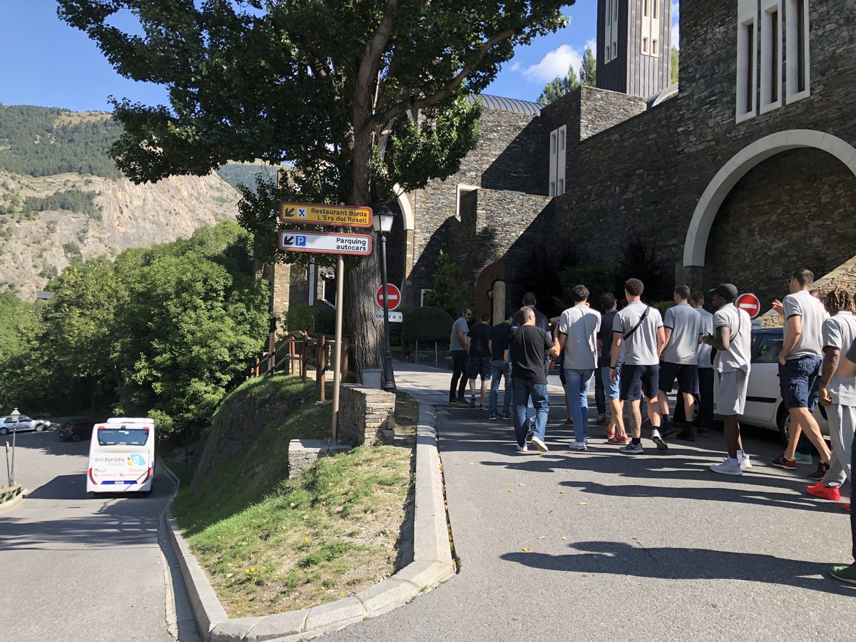 andorraworld_ad's tweet photo. La primera parada amb el Bus Turístic ha estat al Sanctuari de Meritxell. Els jugadors del @morabancandorra han pogut conèixer l’història d’aquest emblemàtic indret amb les explicacions del guia de les rutes amb el bus. #andorraworld #maipor #busturisticand https://t.co/YLJbPwrGgs